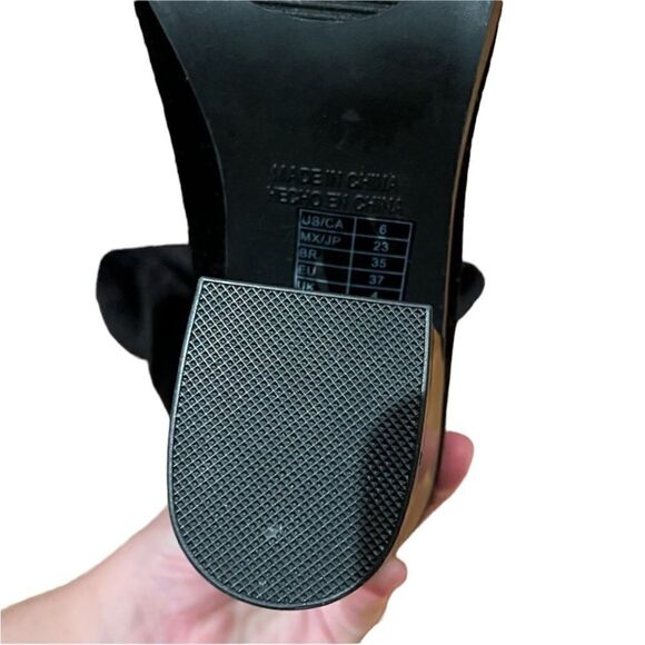 Forever 21 black velvet booties. Size 6‎ - Picture 3 of 8